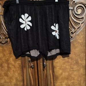 Black and White Floral Shorts with Elastic Waistband M1